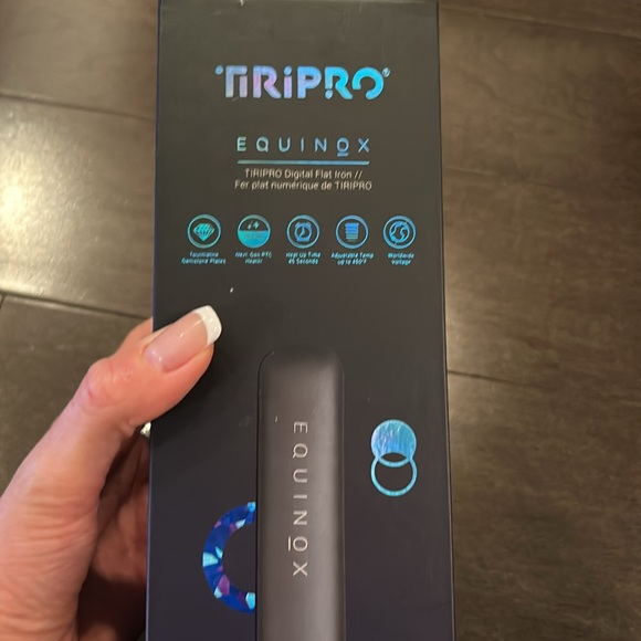 Equinox flat iron with universal voltage. Comes with box and instructions. - Picture 5 of 5